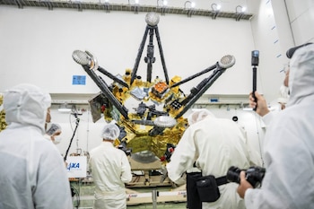 Miembros de los medios de comunicación filman los módulos de exploración y retorno que componen la nave espacial Martian Moons eXploration (Centro Espacial Tanegashima en Minamitane)