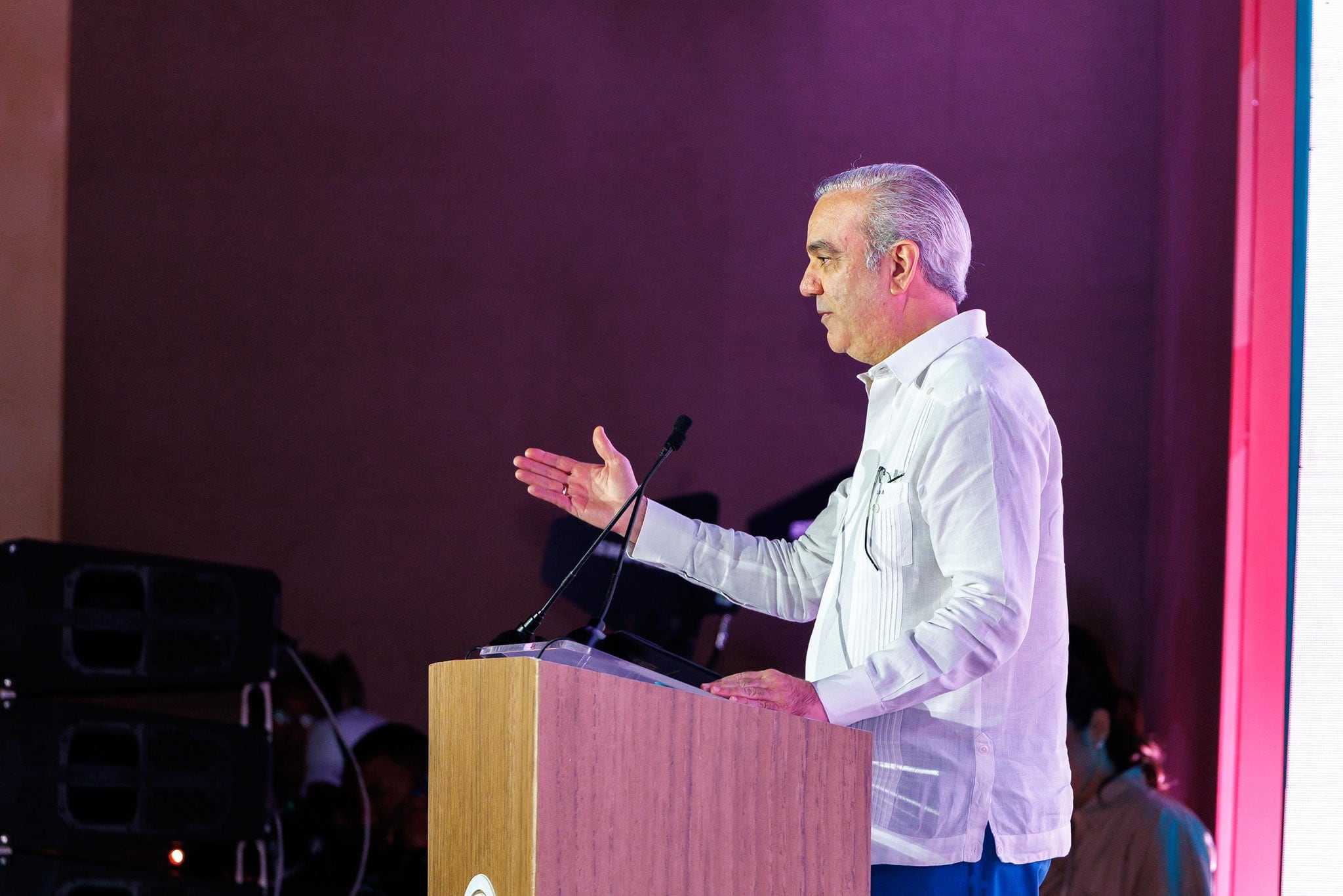 Luis Abinader resalta que el verdadero desarrollo de Boca Chica radica en las oportunidades generadas para la población y no solo en obras físicas. (Foto cortesía Presidencia de la República Dominicana)