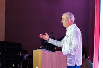 Luis Abinader resalta que el verdadero desarrollo de Boca Chica radica en las oportunidades generadas para la población y no solo en obras físicas. (Foto cortesía Presidencia de la República Dominicana)