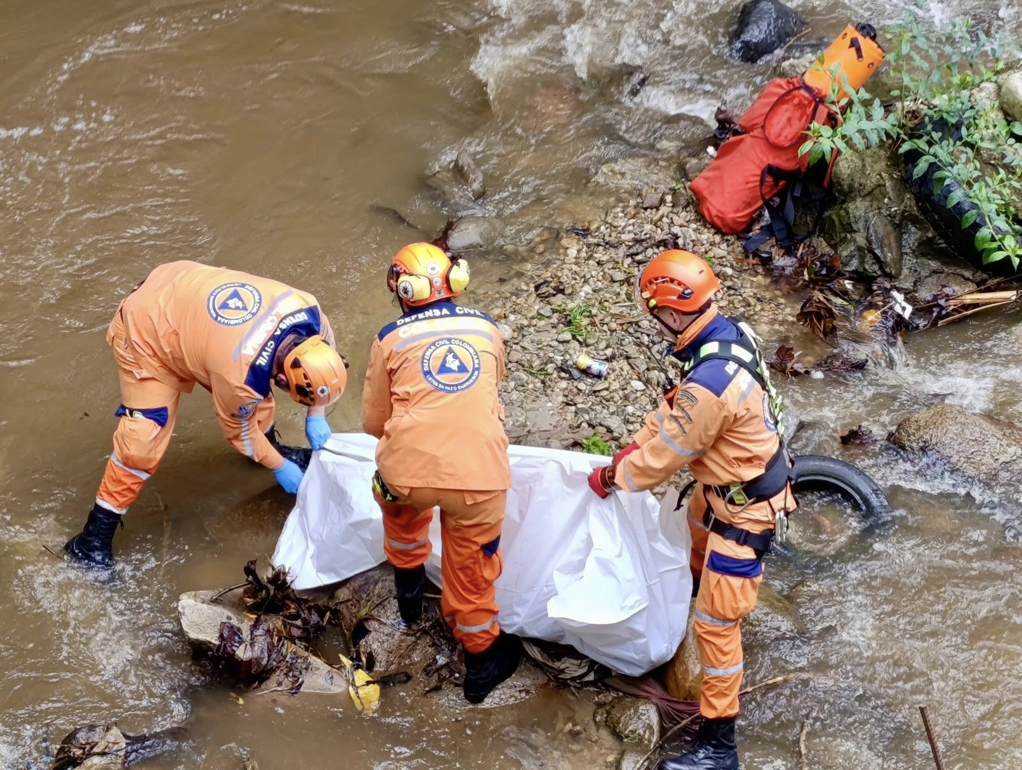 En Colombia, apareció sin vida el mochilero argentino Ángel Luciano Morales, cuyo cuerpo fue hallado en el lecho del río de Oro, Piedecuesta (Defensa Civil Junta Piedecuesta)