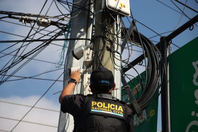 La DEIC desmanteló al menos 40 dispositivos de vigilancia colocados en postes y tendidos eléctricos sin autorización. (PNC de Guatemala)
