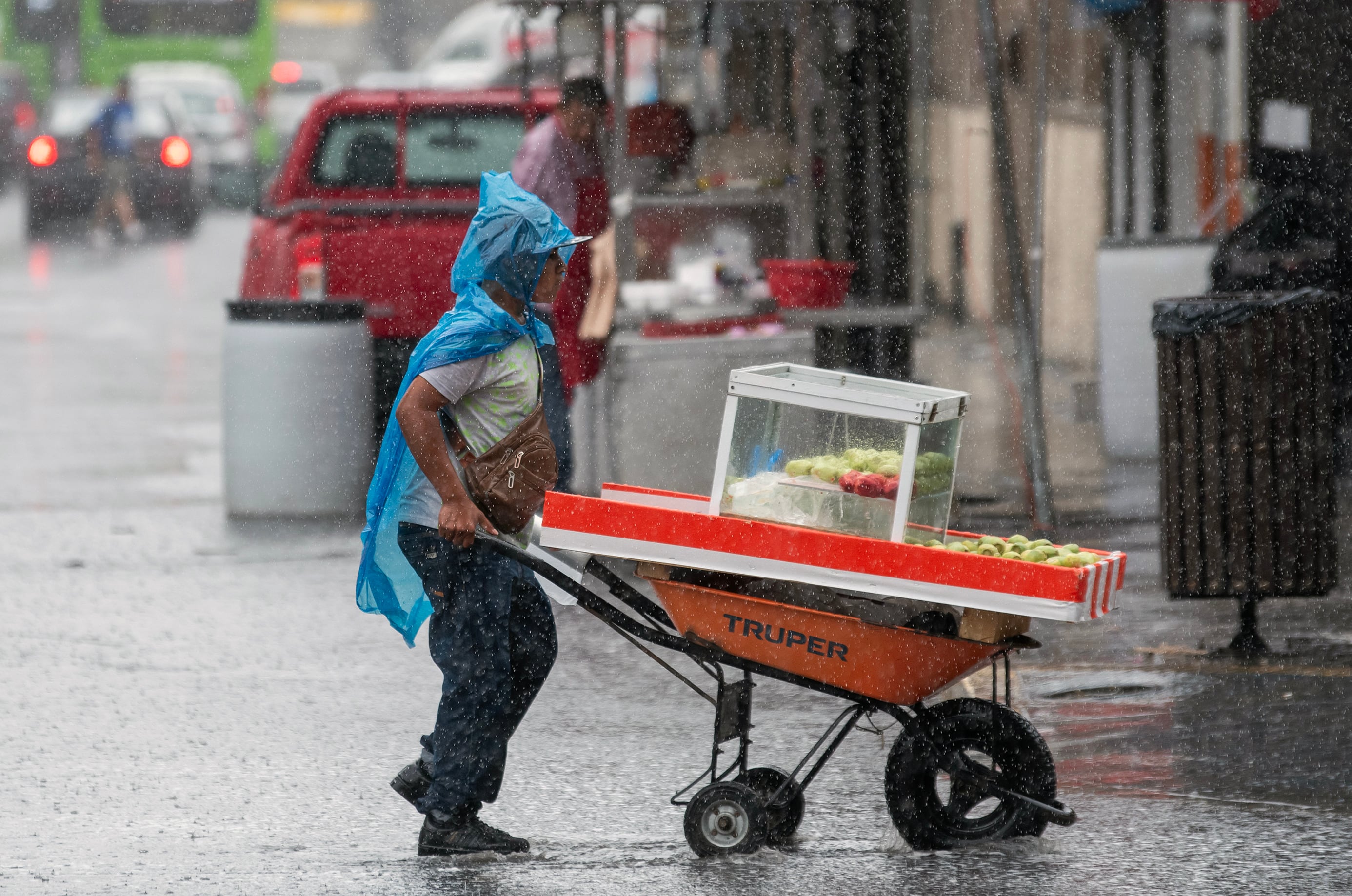 En Nuevo León se espera que caigan lluvias de entre 50 y 75 milímetros (México). EFE/ Miguel Sierra.