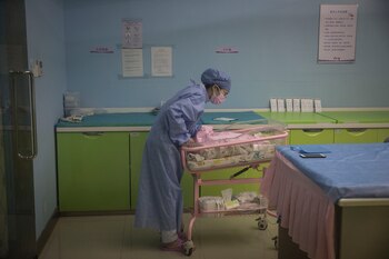 Una enfermera revisa a un