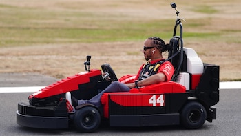 Fernando Alonso gana la carrera de coches construidos con LEGO previa al GP Gran Bretaña