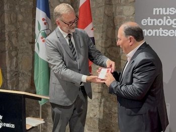 El alcalde de Arbúcies recibe a la British Empire Medal. (AYUNTAMENT D'ARBÚCIES).
