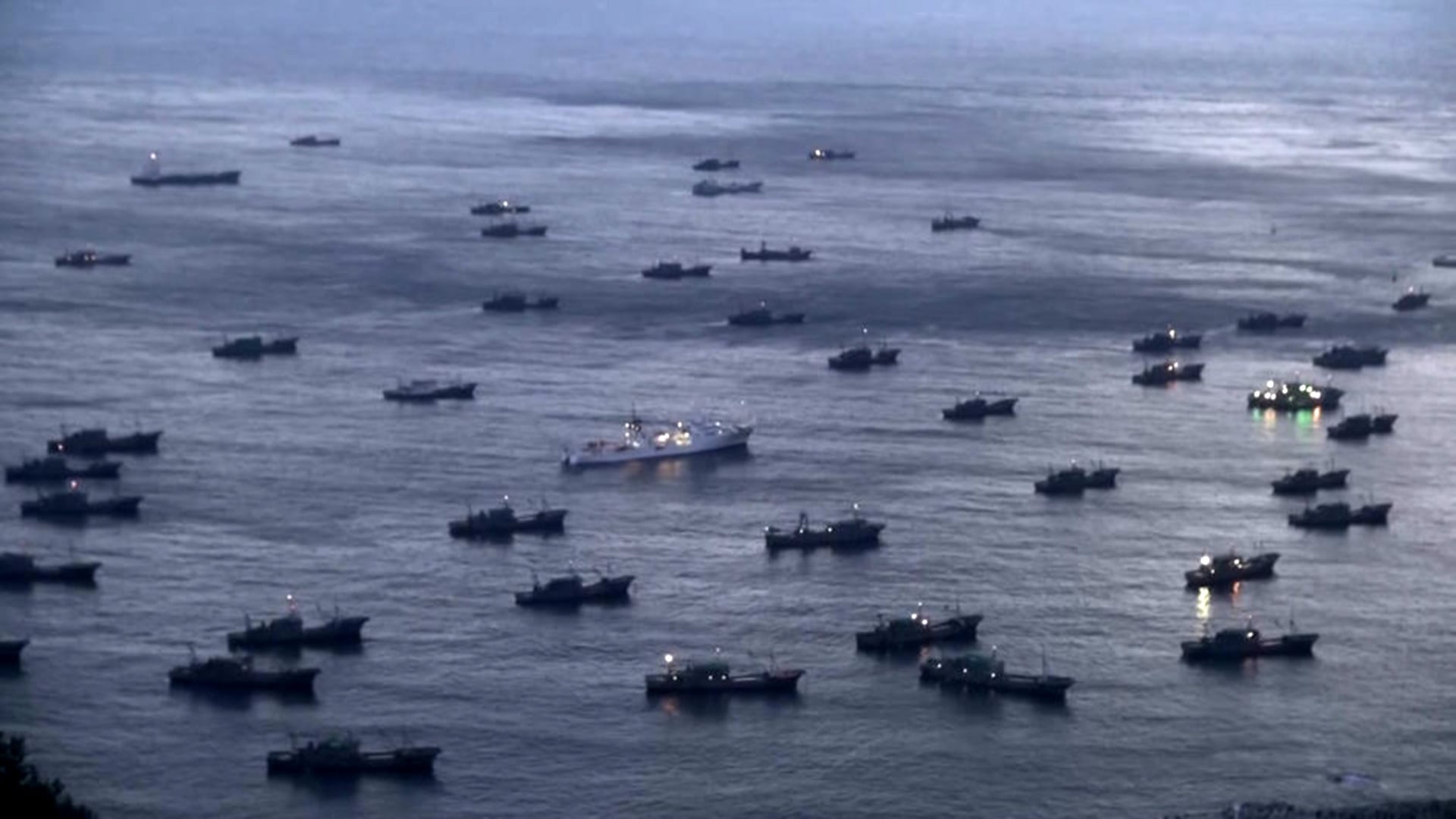 Barcos de arrastre chinos se dirigen a zonas de pesca en el Mar de Japón
The Outlaw Ocean Project