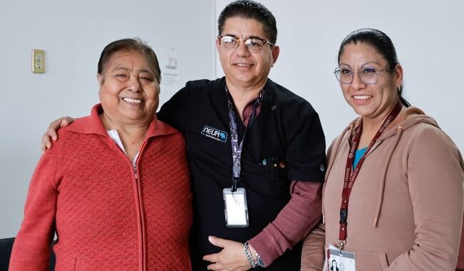 Honoria González Galicia, de 73 años, sonríe con su hija Janet de los Santos González y el Dr. Cuauhtémoc Gil Ortiz Mejía tras su exitosa vertebroplastia en el Centro Médico Nacional 20 de Noviembre del ISSSTE, recuperando la capacidad de caminar. (ISSSTE)