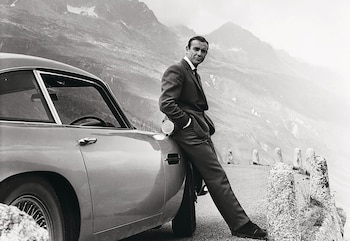 James Bond junto a su