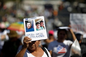 Una mujer participa en una