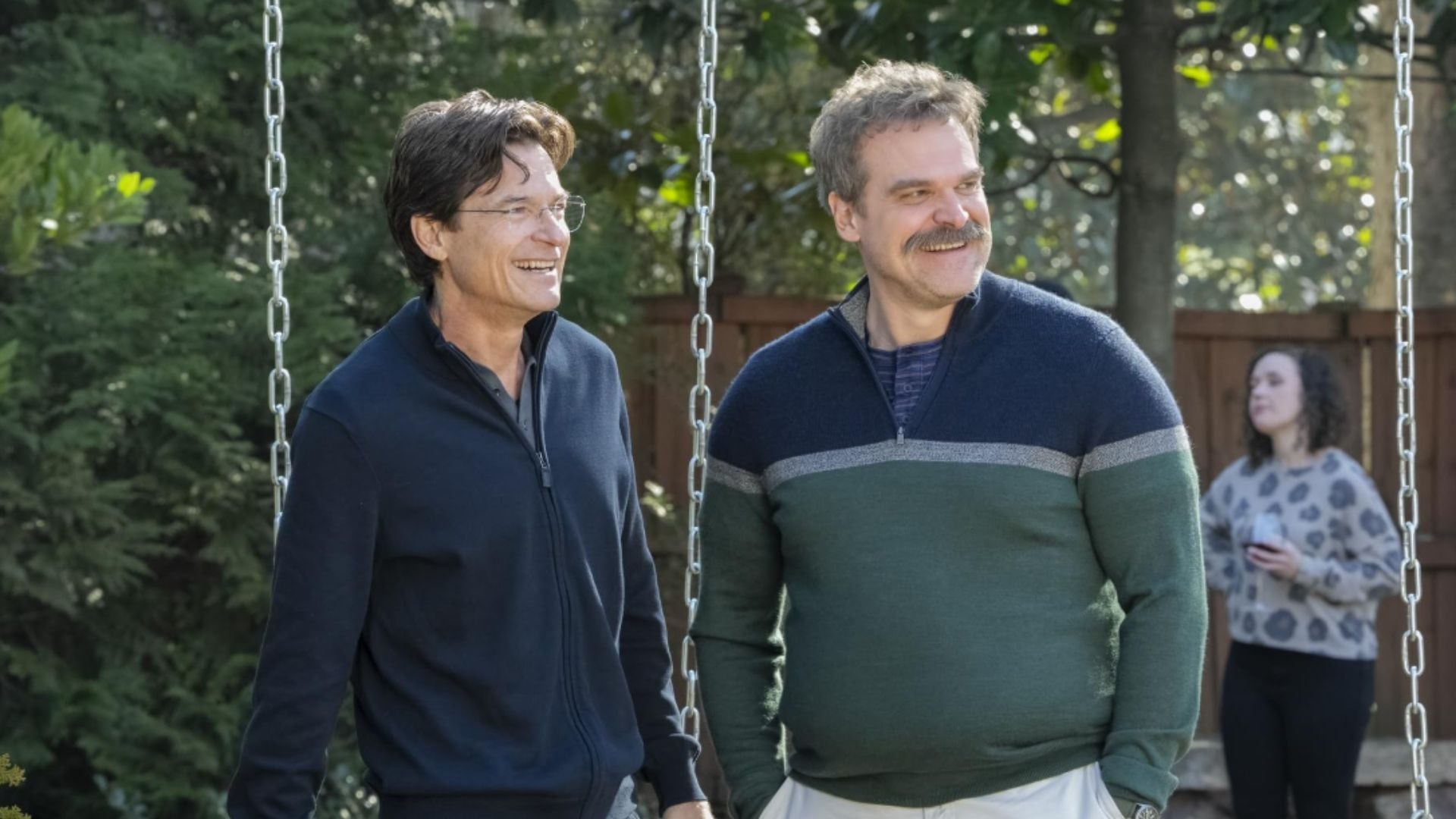 Steve Conrad escribió para DTF St. Louis diálogos con elipsis y silencios, y Jason Bateman dijo que ese método fue uno de los mayores desafíos técnicos del proyecto