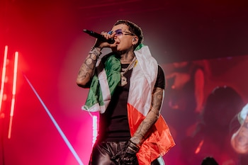 La filial Warner Music México entregó al intérprete certificaciones comerciales por siete temas de su catálogo musical - crédito prensa Blessd