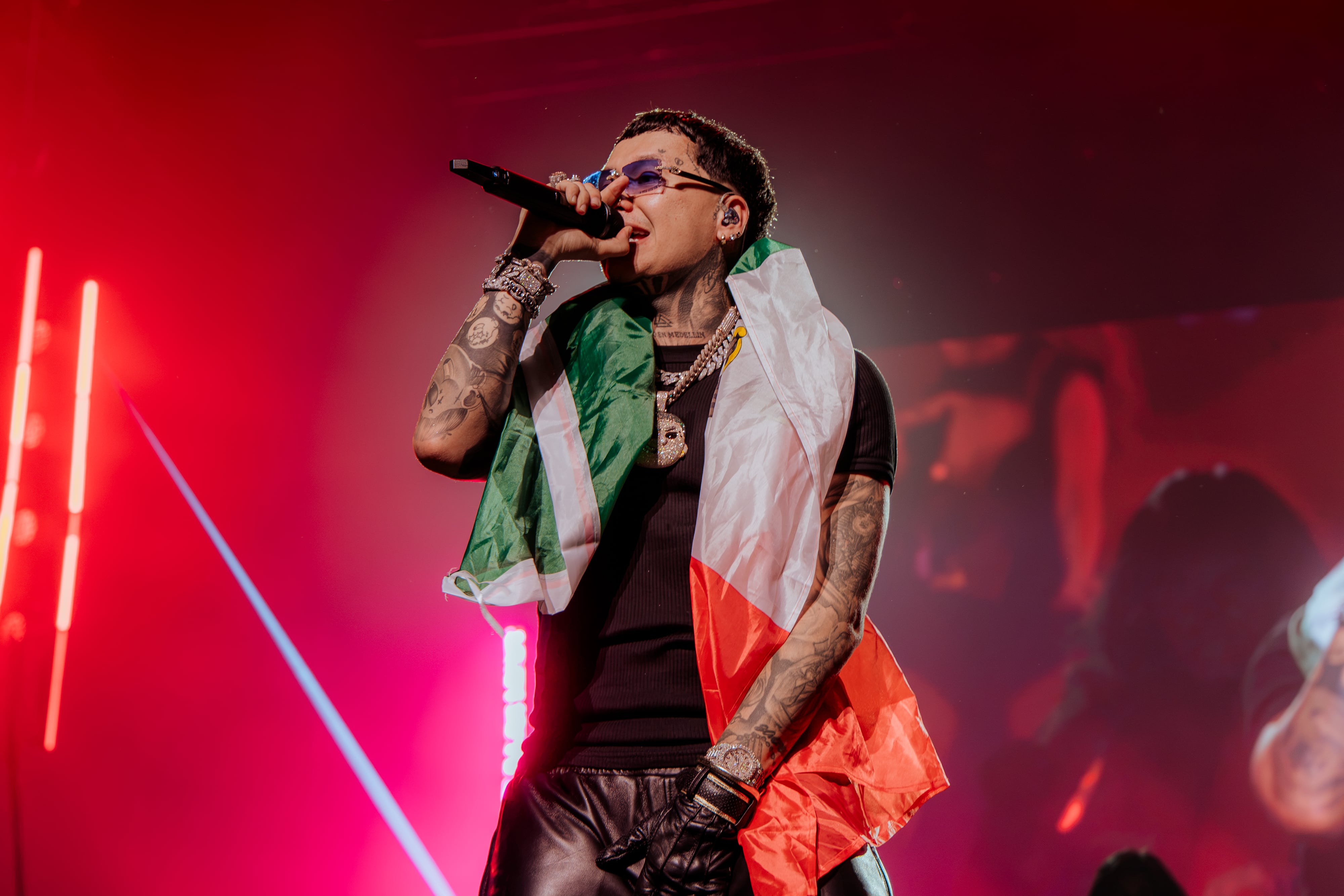 La filial Warner Music México entregó al intérprete certificaciones comerciales por siete temas de su catálogo musical - crédito prensa Blessd