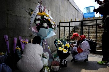 La gente rinde homenaje a los fallecidos en Wuhan, provincia de Hubei, mientras China celebra un luto nacional por los que murieron de la enfermedad coronavirus (COVID-19), durante el festival de Barrido de Tumbas de Qingming, el 4 de abril, 2020. REUTERS/Aly Song