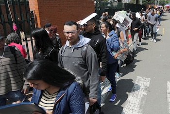 Foto de archivo. Personas hacen fila para entregar sus aplicaciones en búsqueda de empleo en Bogotá, Colombia, 31 de mayo, 2019. REUTERS/Luisa González