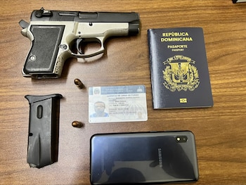 Las autoridades incautaron el arma de fuego presuntamente usada en el homicidio, que según el detenido estaba bajo custodia de su esposa./ (Policía Nacional)