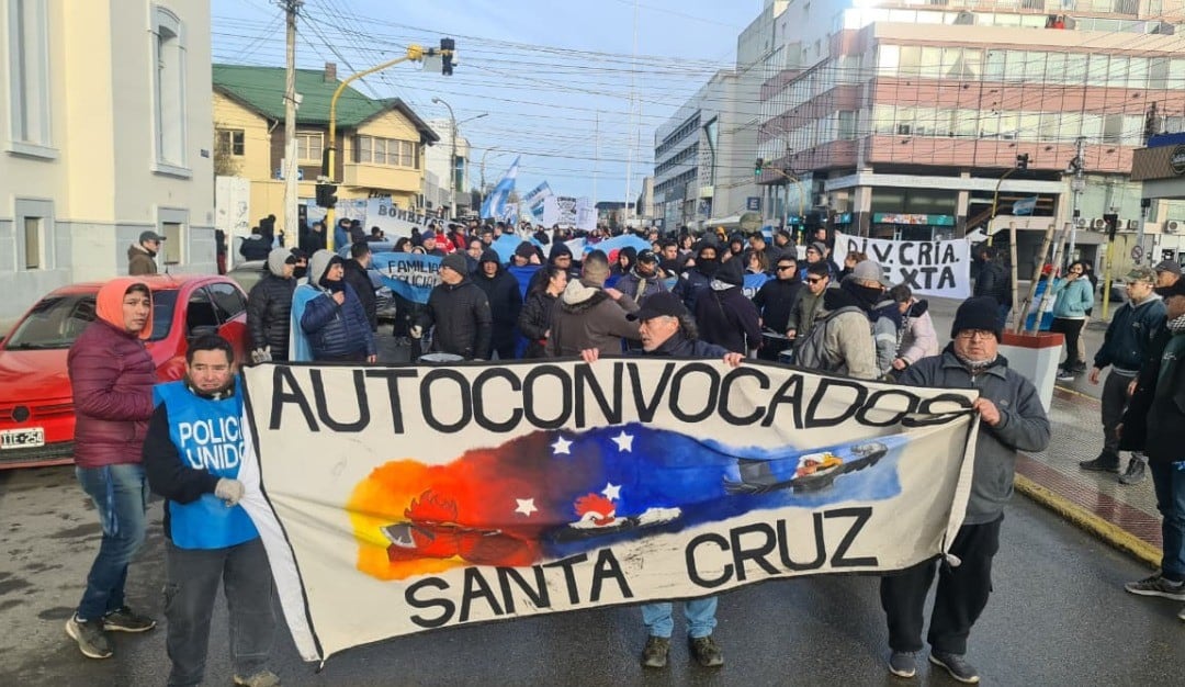 Los policías autoconvocados de Santa Cruz cumplen su tercera jornada de medida de fuerza y reclaman una reunión con el gobernador Claudio Vidal. Foto:
@munoznotired