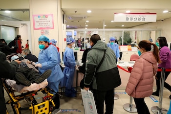 Pacientes en un hospital saturado