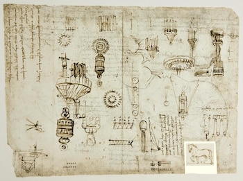 Hoja de papel antiguo con múltiples bocetos a pluma de dispositivos mecánicos y engranajes, acompañados de texto en escritura especular de Leonardo da Vinci