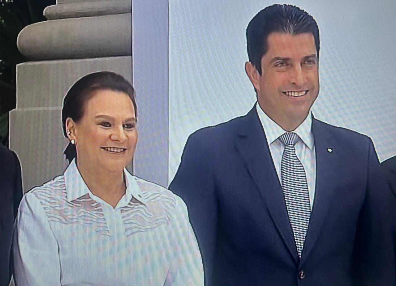 La nueva administradora del Canal de Panamá, Ilya Espino de Marotta, junto al ministro para Asuntos del Canal, José Ramón Icaza Clément. (Julio César Aizprúa)