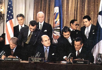 El presidente de Estados Unidos, Jimmy Carter (izq), y Omar Torrijos (der) firmaron el 7 de septiembre de 1977, en Washington, el tratado que en 1999 devolvió el Canal a Panamá. (ACP)