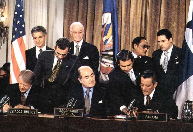 El presidente de Estados Unidos, Jimmy Carter (izq), y Omar Torrijos (der) firmaron el 7 de septiembre de 1977, en Washington, el tratado que en 1999 devolvió el Canal a Panamá. (ACP)
