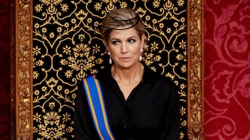 La reina Máxima de Holanda firma su look más discreto en el Prinsjesdag 2026: blusa negra, su falda blanca favorita y un tocado sobrio