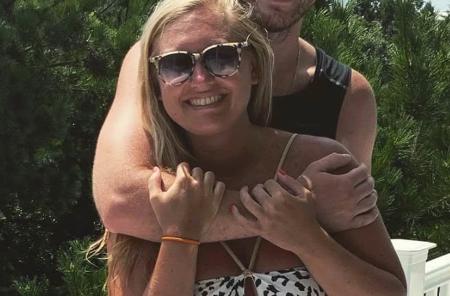 Un familiar citado por PEOPLE indicó que Brooke y Conor Hanlon regresaron en 2023 a la ciudad natal de ella y que su hija quedó al cuidado de familiares; además, se ofrece una recompensa de USD 1.000 por información del caso (Brooke Hanlon/Facebook)