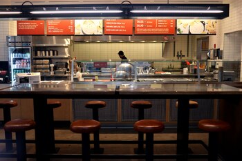 Un restaurante de la cadena Chipotle en el bajo Manahttan está vacío en estos días.