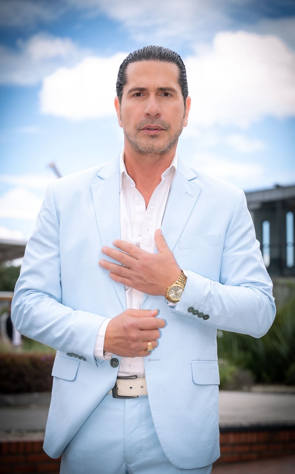 El actor colombiano Gregorio Pernía posa en traje claro durante la presentación de su espectáculo Adicto a sus Catalinas en Perú.
