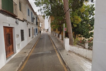 Calle de l’Hospital en Dénia (Alicante), donde se ha localizado la vivienda en la que fueron hallados los restos óseos de un joven desaparecido en 1993. (Google Maps)