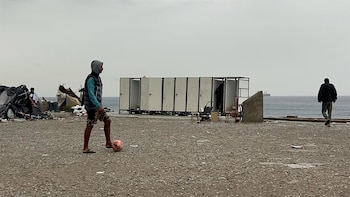 06/10/2026 Varios migrantes esperan a ser trasladados en la explanada del Guano, a 6 de octubre de 2026, en Ceuta (España). Tras el desalojo del Trampolín algunos migrantes han empezado a acampar en la explanada del Guano donde esperan a ser trasladados a centros de acogida.
POLITICA
Gabriela Sardá Núñez - Europa Press