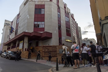 08/10/2025 Concentración de vecinos frente a los juzgados de Ceuta, a 8 de octubre de 2025, en Ceuta (España). La protesta exige "justicia" tras la muerte de un bebé de apenas nueve días ocurrida en una vivienda de la calle Alférez Provisional. El caso, que ha conmocionado a la comunidad, comenzó cuando los residentes alertaron a la policía al escuchar golpes y gritos desde el interior del inmueble, lo que llevó al hallazgo del bebé ya fallecido y la detención inmediata de los padres y el tío del recién nacido.
POLITICA
Antonio Sempere - Europa Press
