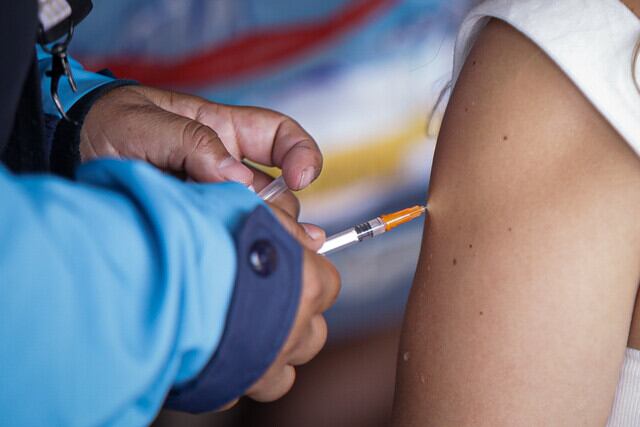 La vacuna contra el herpes zóster reduce hasta en un 97% el riesgo de desarrollar la enfermedad y sus complicaciones - crédito Colprensa