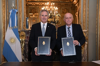 El canciller Pablo Quirno y el procurador general de la Nación interino, Eduardo Casal, durante la firma del acuerdo para agilizar la cooperación penal internacional (Foto: Ministerio Público Fiscal)