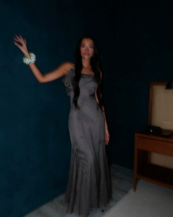 La modelo mostró su vestido