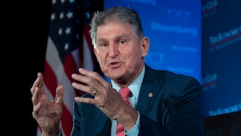 El controvertido demócrata Joe Manchin anuncia que dejará el Senado y coquetea con la Casa Blanca