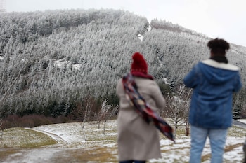 Varias personas pasean por la nieve, a 23 de marzo de 2025, en Pedrafita do Cebreiro, Lugo, Galicia (España). (Carlos Castro/Europa Press)