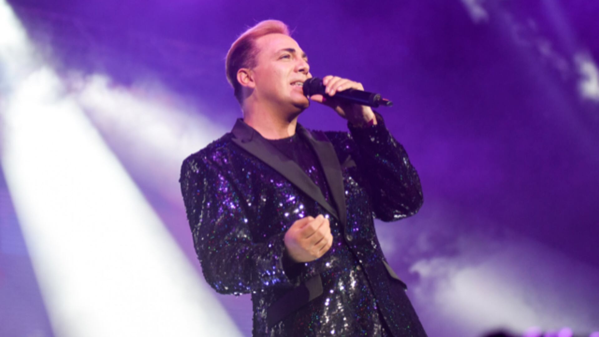 El cantante promueve el