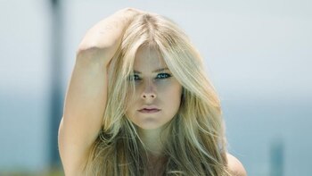 Avril Lavigne apareció en bikini