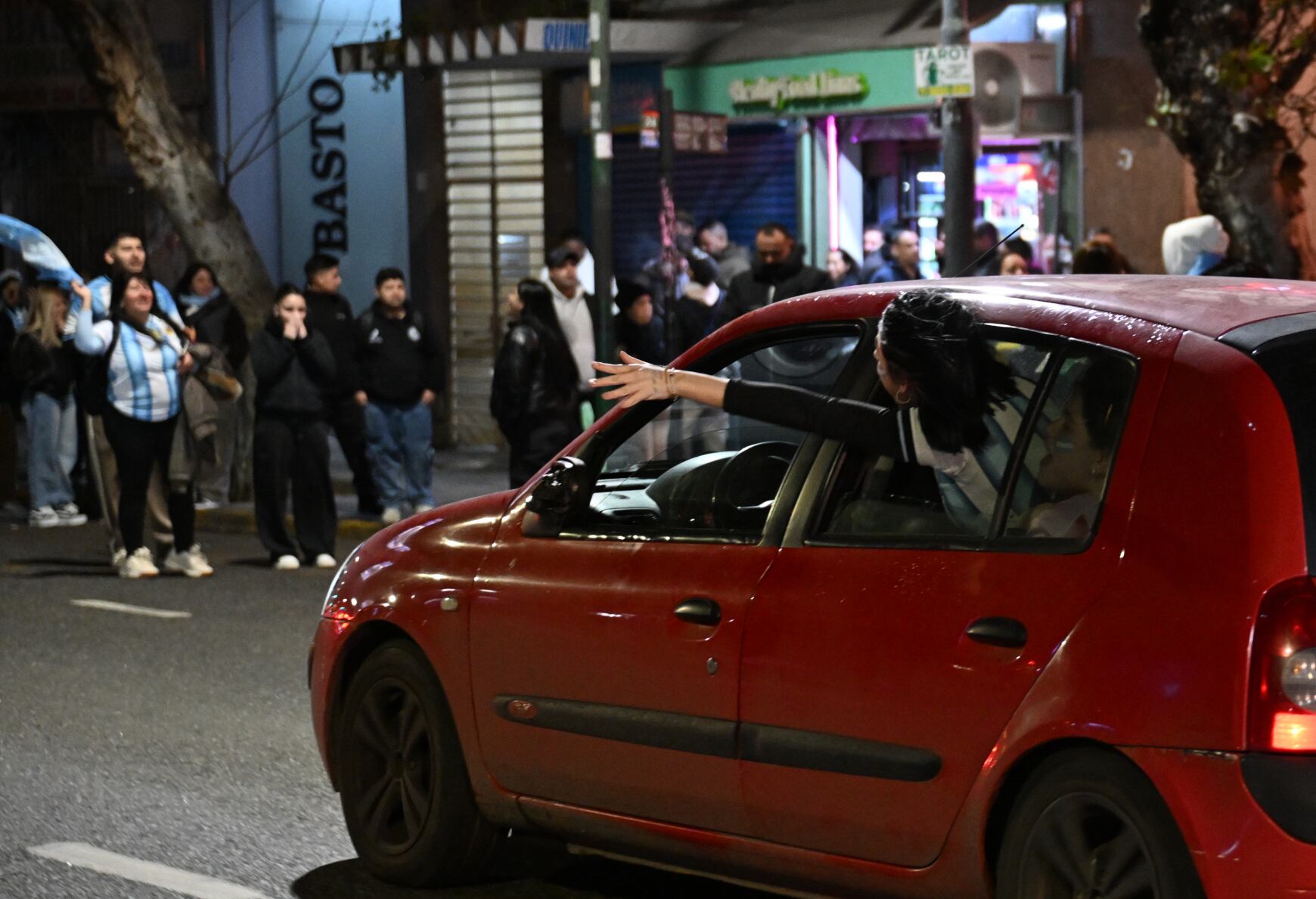 Las personas salieron a festejar a las calles del centro de Buenos Aires tras una noche de triunfo
