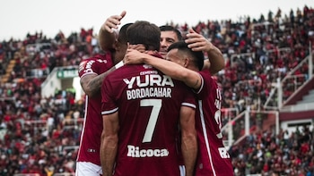 Celebración de Cristian Bordacahar y sus compañeros tras gol de Melgar.