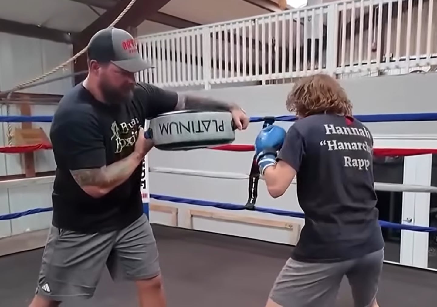 En su carrera profesional de boxeo, Hannah Rapp logró un récord de 8 victorias, 1 derrota y 1 empate, con cinco nocauts y un título pluma de la NABF (KHOU 11)