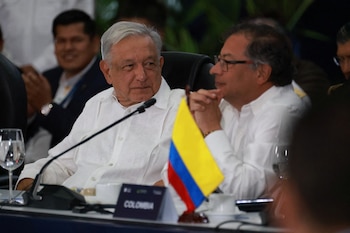 Con video de Amlo, Petro