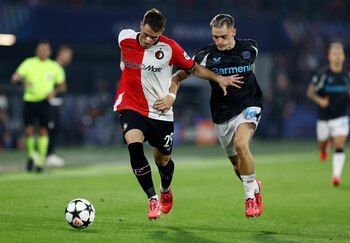 Soccer Football - Champions League - Feyenoord v Bayer Leverkusen - Feyenoord Stadium, Rotterdam, Netherlands - September 19, 2024 Feyenoord's Santiago Gimenez in action with Bayer Leverkusen's Florian Wirtz REUTERS/Yves Herman