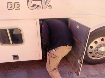 El camión de pasajeros, que