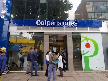 Colpensiones recibe fondos superiores a los requeridos para los pagos actuales, lo que despierta interrogantes sobre la gestión y el destino inmediato del capital transferido - crédito Luis Jaime Acosta/Reuters
