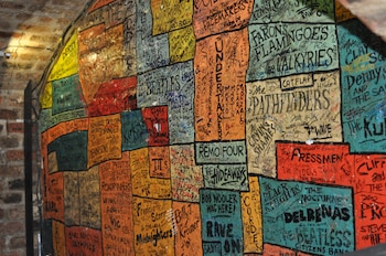 El destacado mural del Cavern