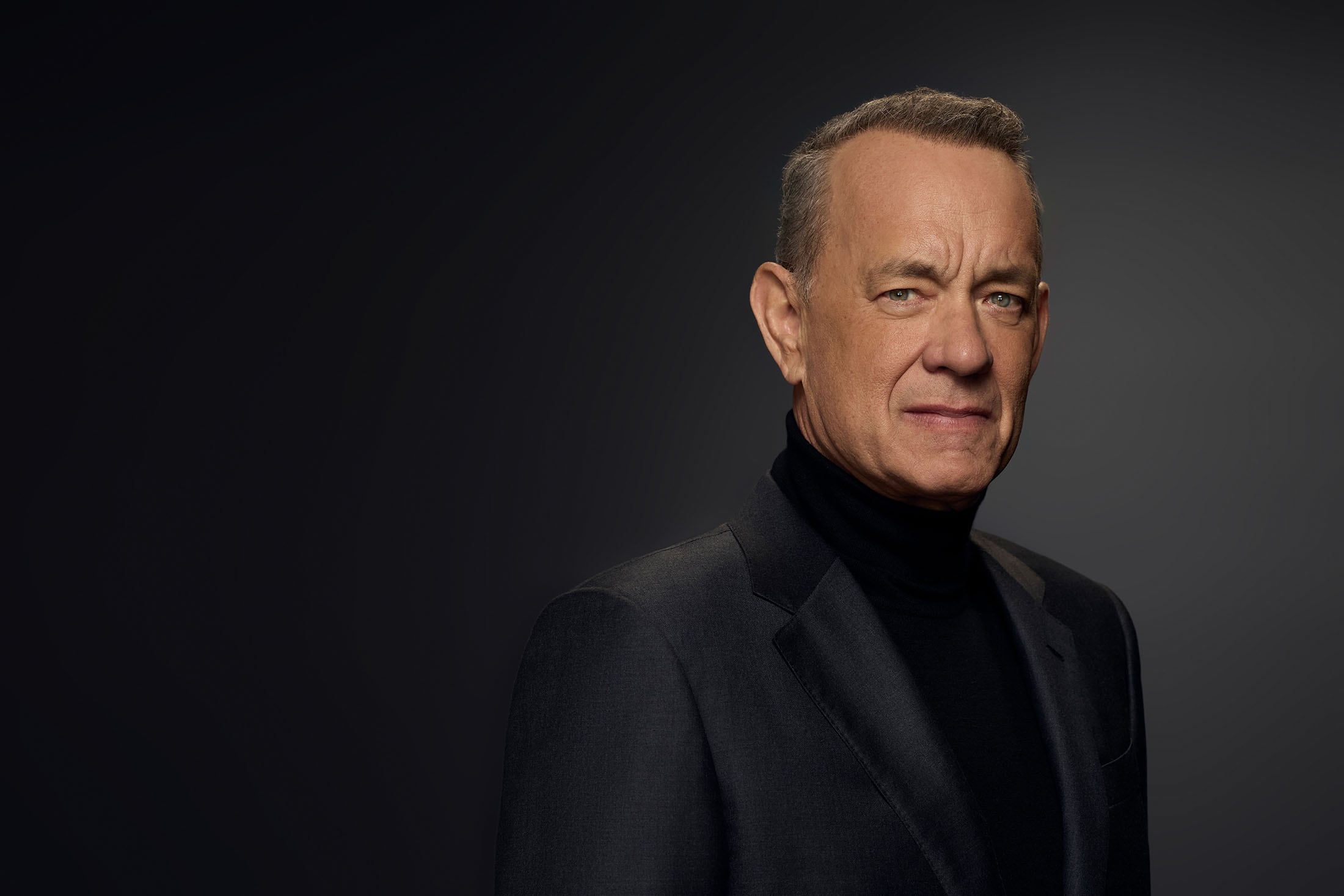 Tom Hanks narra los 20 episodios de la serie documental y, según la responsable de producción, almorzó con el equipo durante las sesiones de grabación, y en un momento, habló con la voz de Woody, su personaje en la saga