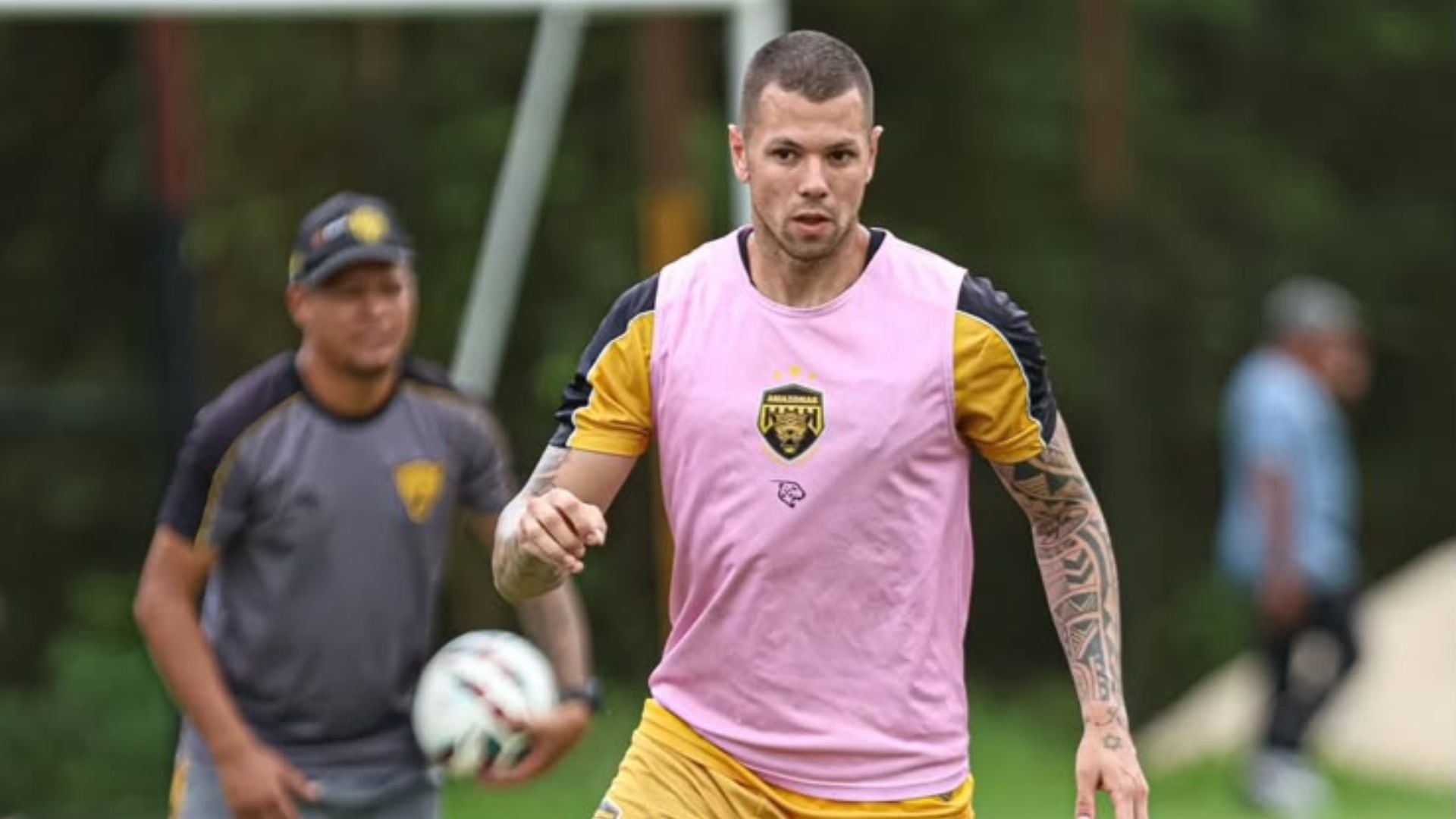 Insólito comunicado de un club brasileño: anunciaron la salida de un defensor en redes con videos de errores