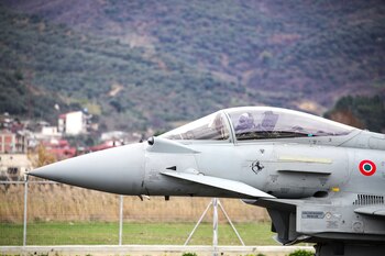 Un caza italiano Eurofighter aterriza
